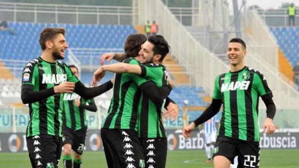Il Sassuolo festeggia Alessandro Matri dopo una delle sue reti siglate al Pescara. | gazzetta.it