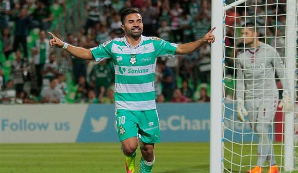 Bryan Rabello will need to guide Santos Laguna midfield on Wednesday against the LA Galaxy at the StubHub Center in the CCL quarterfinal match. Photo provided by EFE/Archivo