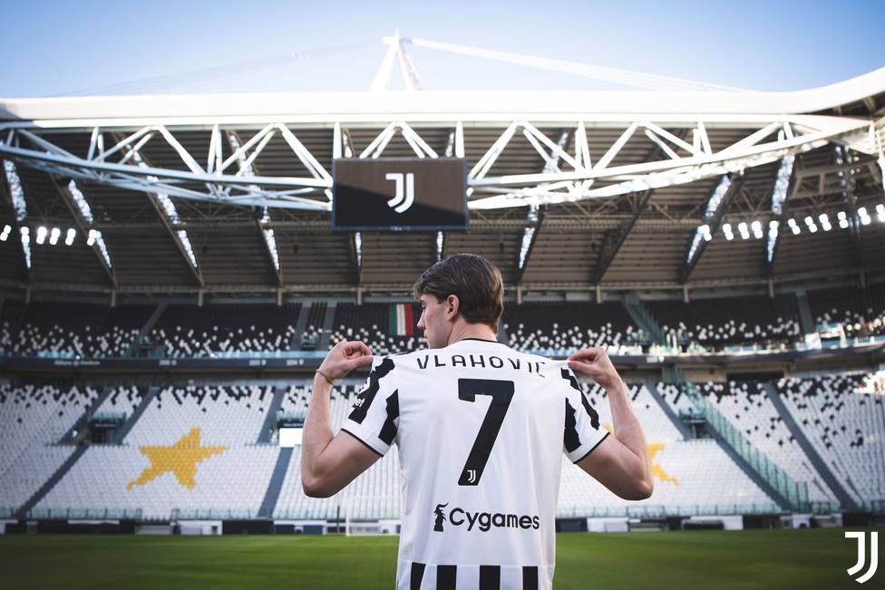 Dušan Vlahović posando con la camiseta de su nuevo club / Fuente: Juventus