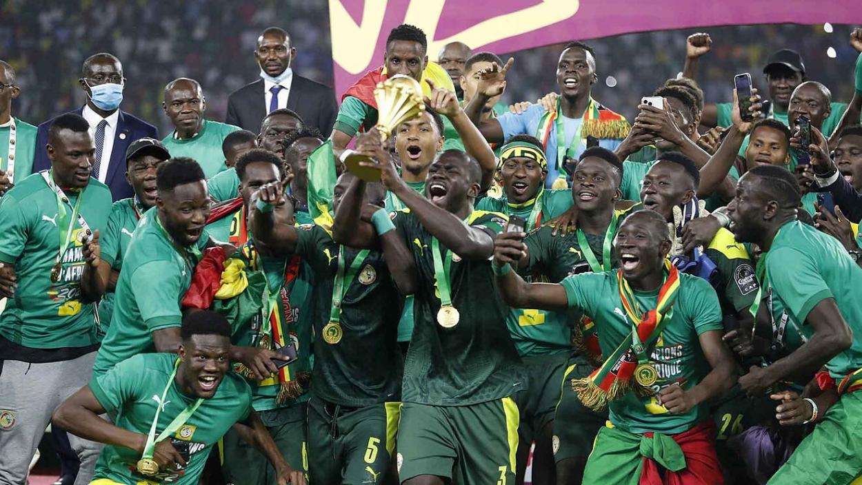 Los jugadores de Senegal celebrando el título de la Copa África de Naciones, primero en toda su historia. Fuente: GettyImages