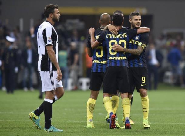 Candreva, Joao Mario ed Icardi esultano, si dispera Barzagli: l'Inter ha appena fatto 1-1 contro la Juve, vincerà 2-1. | ibtimes.com