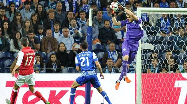 Casillas atrapa un balón | Foto: FC Porto