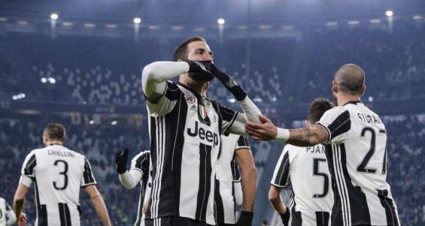 Gonzalo Higuain festeggia la sua prima rete realizzata al Bologna. | colpogobbo.net