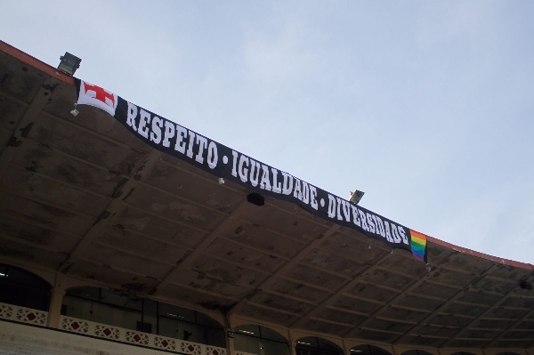 Uma das bandeiras pela diversidade (Foto: Matheus Lima/Vasco)