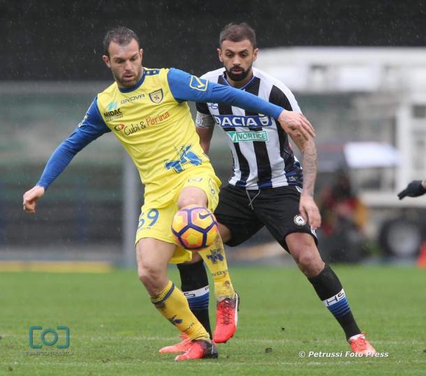 Danilo affronta Meggiorini. Fonte: www.facebook.com/UdineseCalcio1896
