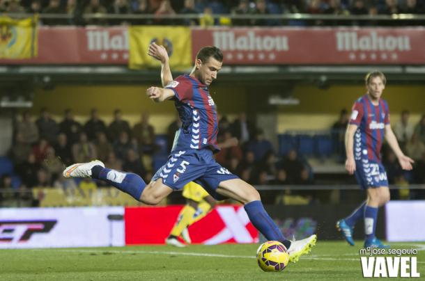 Un jugador del Eibar se dispone a realizar un disparo // FOTO: MªJosé Segovia (Vavel)