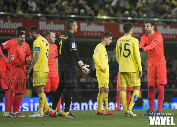 Jugadores del Villarreal y Barcelona en la vuelta de semifinales en 2015 | Imagen: Mª José Segovia (VAVEL)