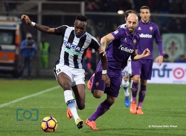 Borja Valero affronta Fofana. Fonte: www.facebook.com/UdineseCalcio1896