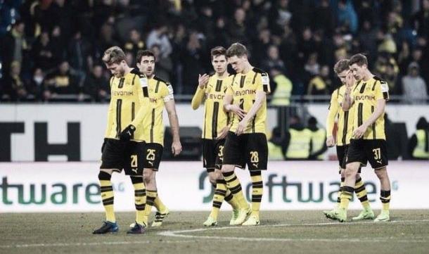 Los jugadores aurinegros se marchan cabizbajos tras la derrota | Foto: Borussia Dortmund