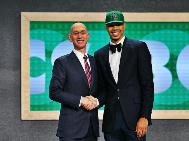 Tatum con Adam Silver al draft 2017