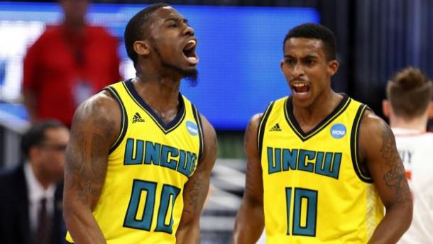 Mosley (l.) and Ingram (r.) combined to hit seven three-pointers in the first half/Photo: Wilfredo Lee/Associated Press