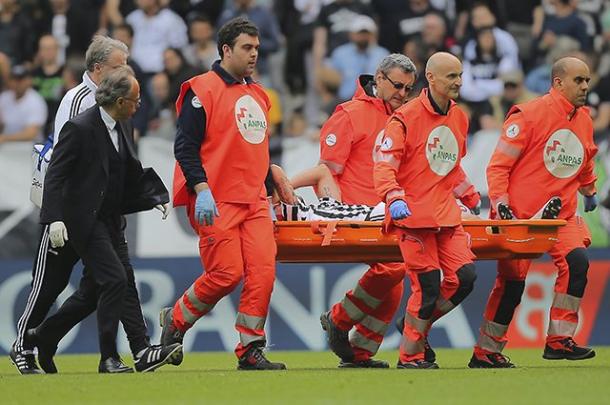 Momento en el que los servicios sanitarios retiran en camilla a Claudio Marchisio. | Foto: AFP
