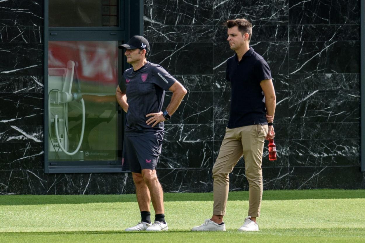 Mikel González junto a Ernesto Valverde / Fuente: Marca