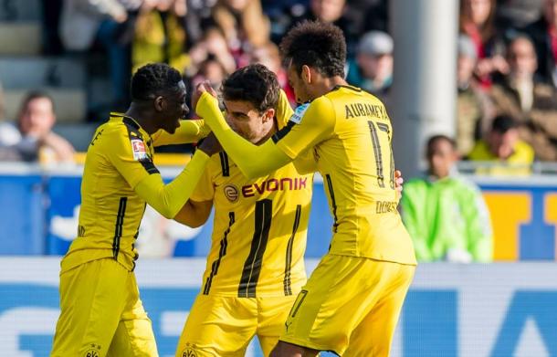 Sokratis felicitado por sus compañeros por el gol anotado | Foto Borussia de Dortmund