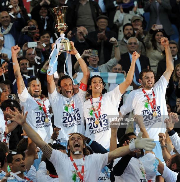 Los jugadores 'laziales' celebran la victoria en la' Coppa' de 2013 ante la Roma | Foto: Gettyimages 