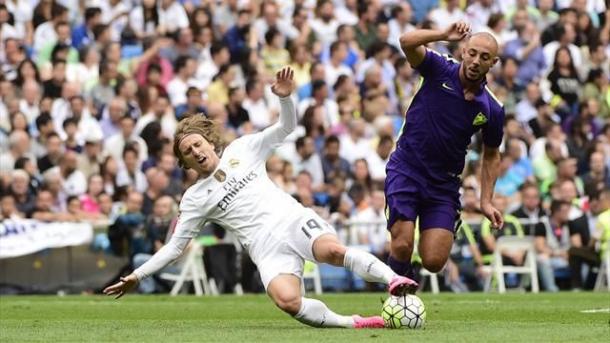 Amrabat pelea con Modric | Foto: Real Madrid