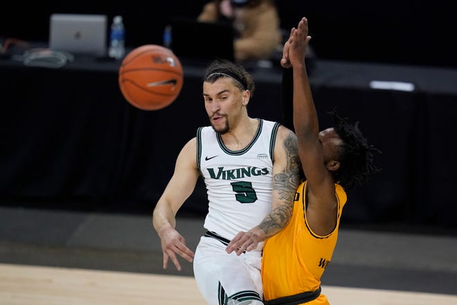 Tre Gomillion (l.) looks to pass against Rashad Williams (r.) in the Horizon League championship game/Photo: Darron Cummings/Associated Press