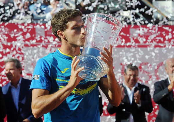 Pablo Carreno Busta kisses the trophy last year in Estoril. He returns to defend his title as the second seed this year. Photo: Estoril Open