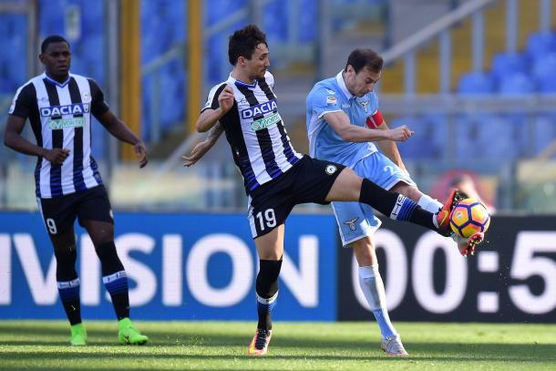 Matos contrasta Radu. Fonte: www.facebook.com/UdineseCalcio1896