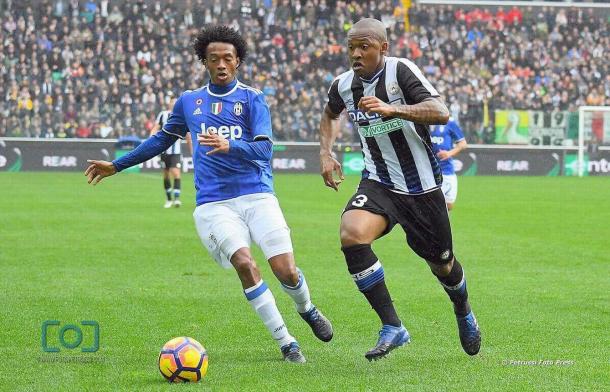 Saint sfugge a Cuadrado. Fonte: www.facebook.com/UdineseCalcio1896