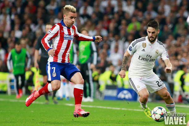 Griezmann e Isco en el Real Madrid-Atlético de Madrid de 2014. Fuente: Dani Mullor (VAVEL)