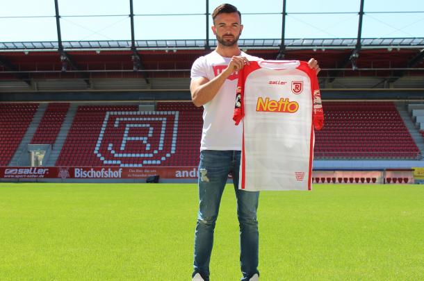 Albion Vrenezi will wear the number 20 at Regensburg. | Photo: SSV Jahn Regensburg.