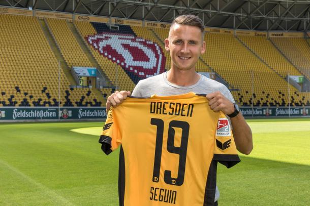 Paul Seguin with his new number 19 shirt. | Photo: Dynamo Dresden.