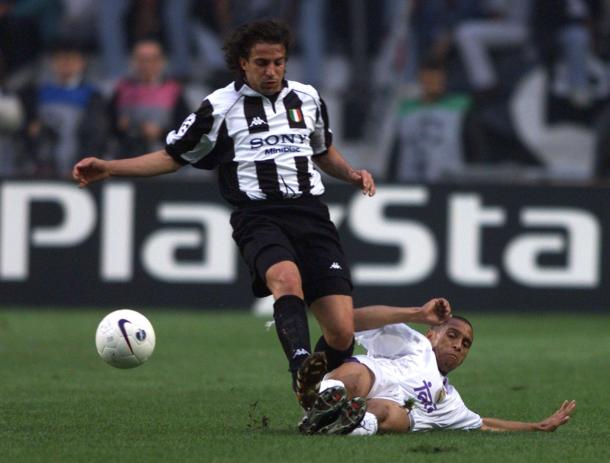 Roberto Carlos in contrasto su Del Piero | Fonte immagine: Eurosport