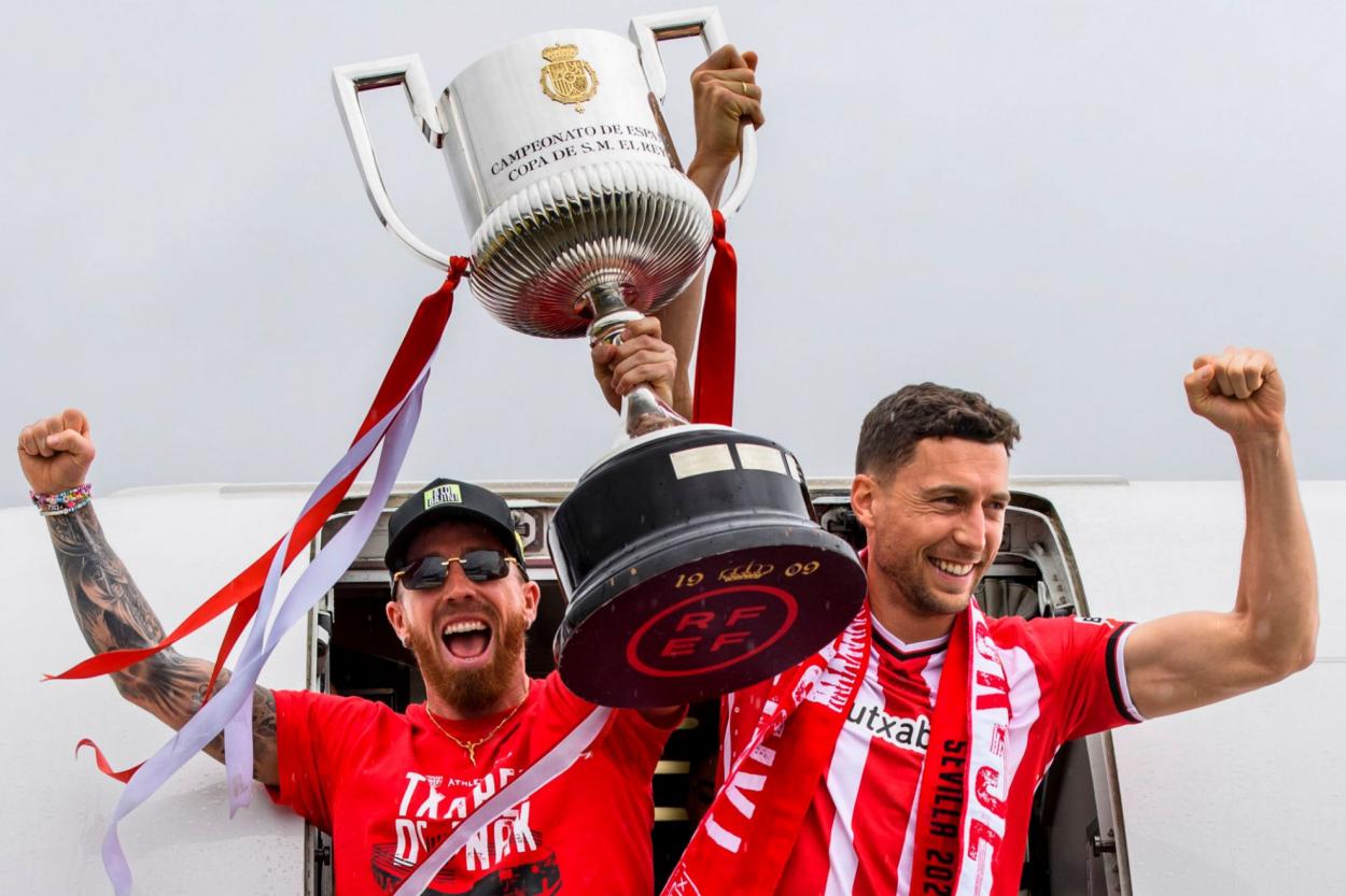 Muniain y Óscar de Marcos bajando del avión levantando la Copa del Rey / Fuente: Marca