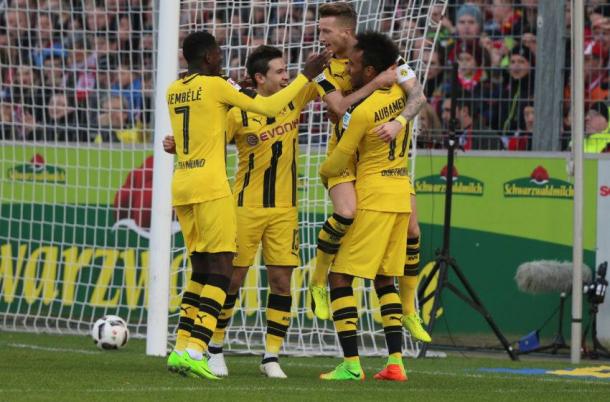 I calciatori del Borussia festeggiano un gol contro il Leverkusen. | eurosport.com