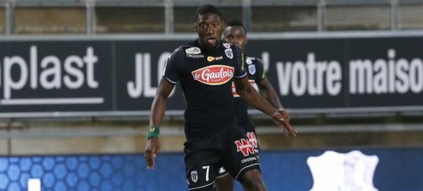 Toko-Ekambi disputando un encuentro con Angers, Fuente: Ligue 1