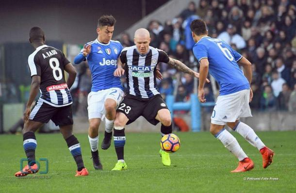Apprezzano contrastato da Dybala. Fonte: www.facebook.com/UdineseCalcio1896