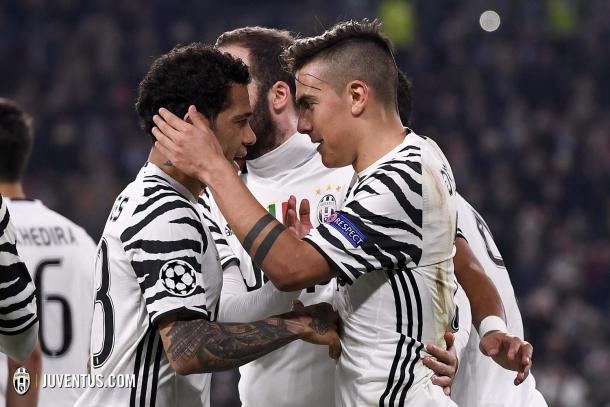 Dybala e Dani Alves festeggiano l'1-0. | Fonte immagine: Juventus.com