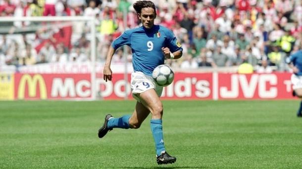 Filippo Inzaghi intenta controlar el balón en la Eurocopa 2000 | Foto: UEFA