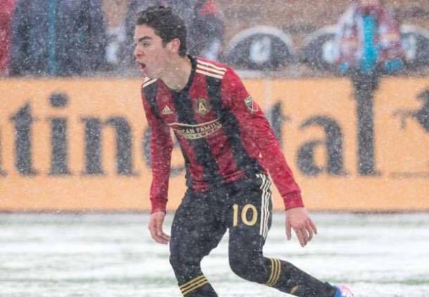 Almirón festeja uno de sus goles bajo la nieve. Foto: Goal.