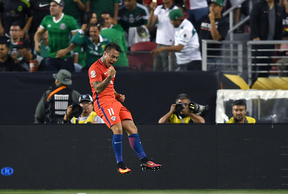 Vargas comemorando um de seus quatro gols diante do México (Foto: Thearon W. Henderson/Getty Images)