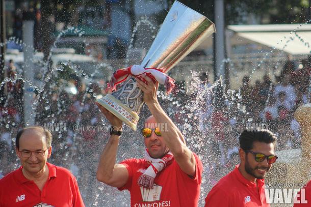 Monchi, con la Copa de la UEFA, celebrando el título. Fuente: Juan Ignacio Lechuga