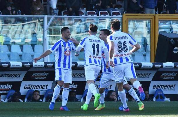 I calciatori del Pescara esultano per uno dei gol segnati al Genoa. | ansa.it
