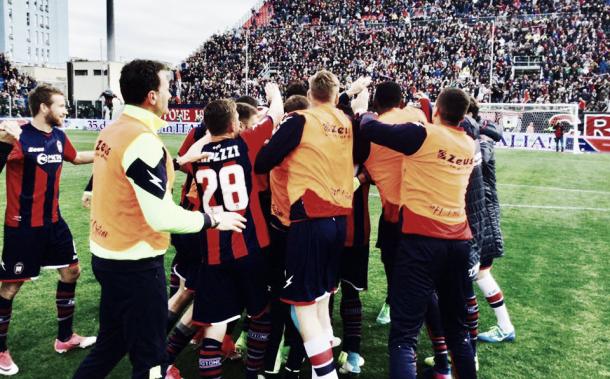 Jugadores del Crotone celebrando la victoria ante el Inter | Foto: Crotone