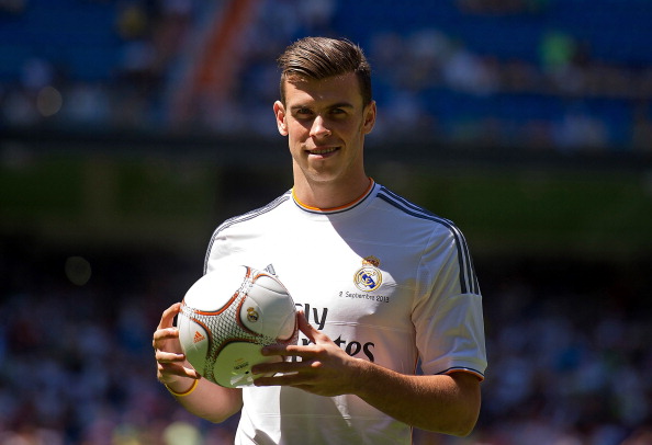 Gareth Bale is unveiled in a Real Madrid shirt for the first time | Photo: Denis Doyle (Getty Images)