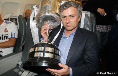 Jose Mourinho con la Copa del Rey obtenida en 2011. Foto: Real Madrid