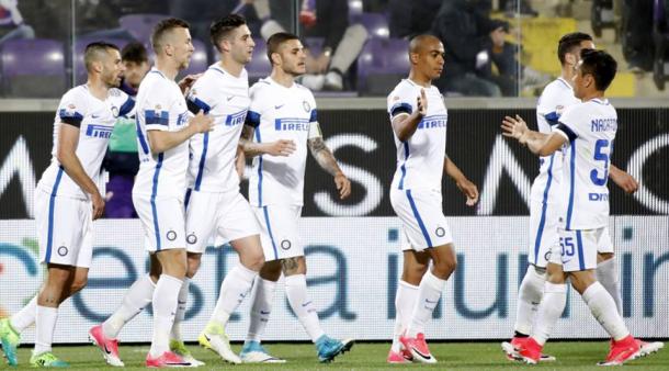I calciatori dell'Inter festeggiano il primo dei 3 gol di Icardi contro la Fiorentina: i nerazzurri perderanno poi per 5-4. | Corriere dello Sport.