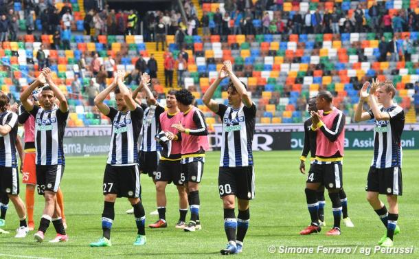 La squadra applaude la curva a fine partita. Fonte: www.facebook.com/UdineseCalcio1896 