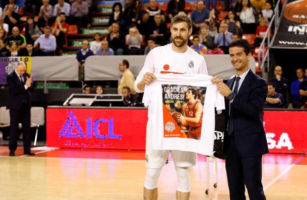 Nocioni homenajeado, ya que debutó con el Manresa (ACB.com)