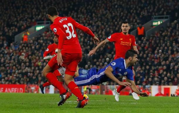 Il fallo da rigore di Matip su Diego Costa | The Guardian