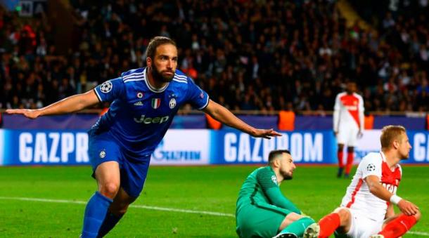 Gonzalo Higuain in questo scatto ha appena siglato il gol che sentenzia lo 0-2 dell'andata. | tuttosport.com
