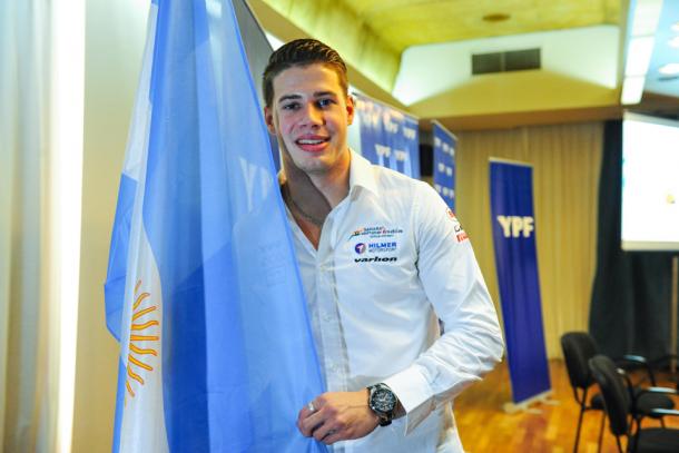 Regalia posando junto a la bandera Argentina. Foto: La Nación.