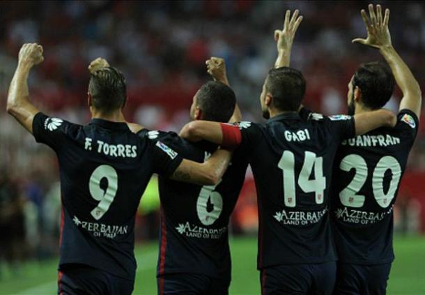 Los jugadores del Atlético dedicando la victoria a Raúl García, que aplaudía desde la grada | Foto: Getty Images