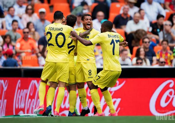 Los jugadores del Villarreal celebran el gol de Soldado | Imagen: Silvestre Szpylma (VAVEL.com)