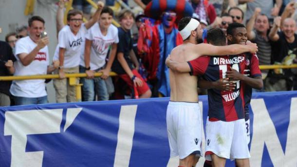 L'esultanza dei calciatori del Bologna dopo il secondo gol di Destro al Pescara di un paio di settimane fa. | lapresse.it